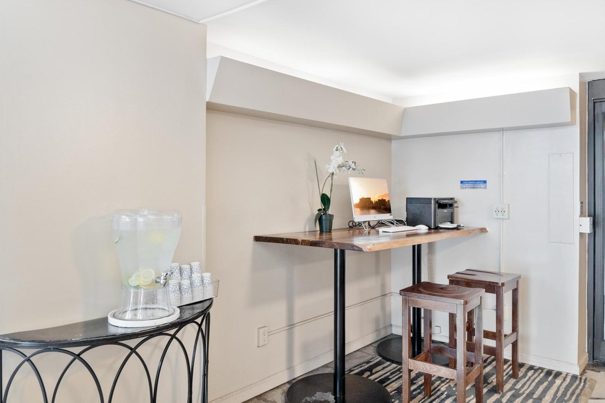 Steps To Waikiki Beach! Newly Renovated With 75" Tv Honolulu Bagian luar foto