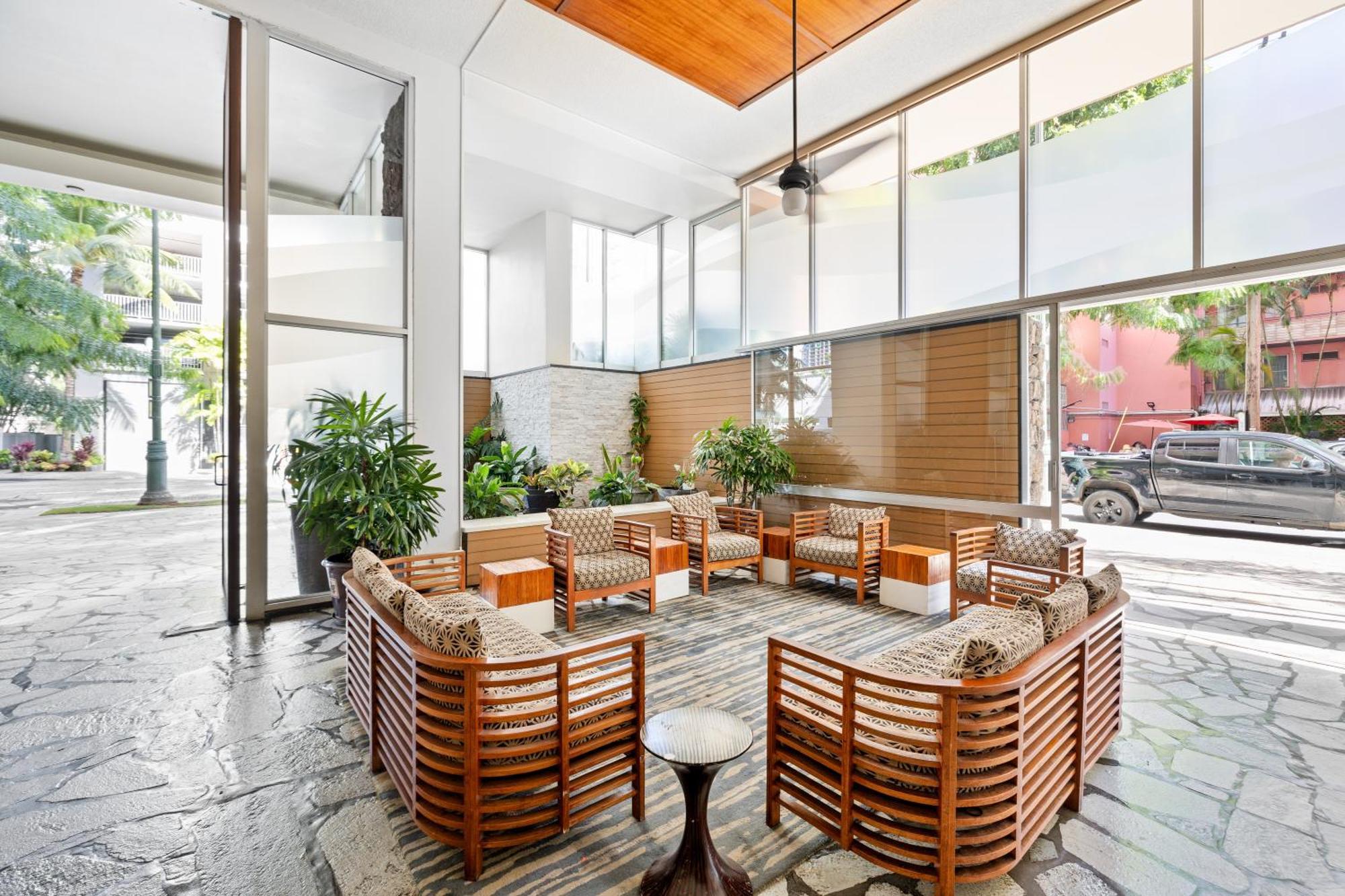 Steps To Waikiki Beach! Newly Renovated With 75" Tv Honolulu Bagian luar foto
