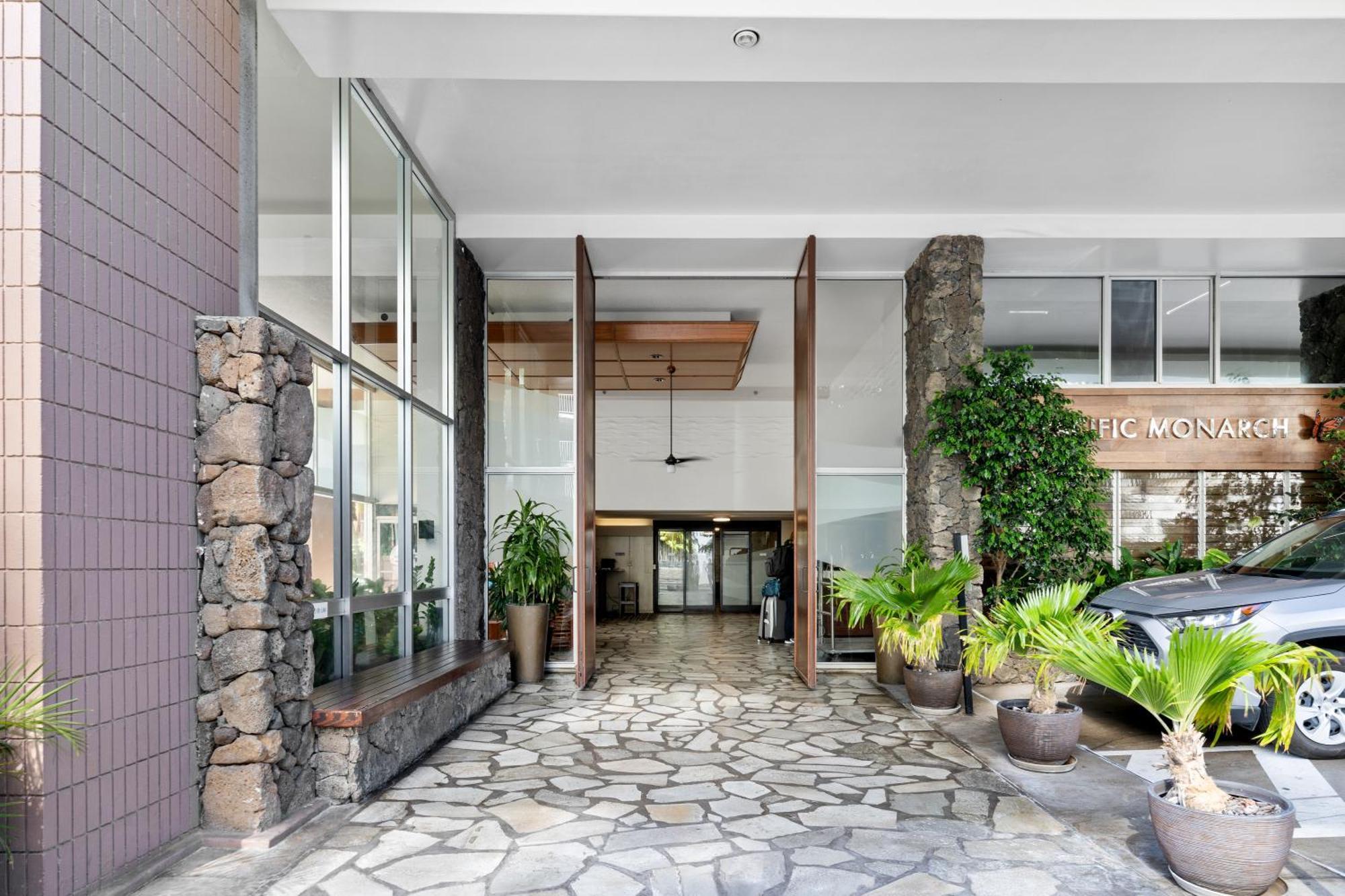 Steps To Waikiki Beach! Newly Renovated With 75" Tv Honolulu Bagian luar foto