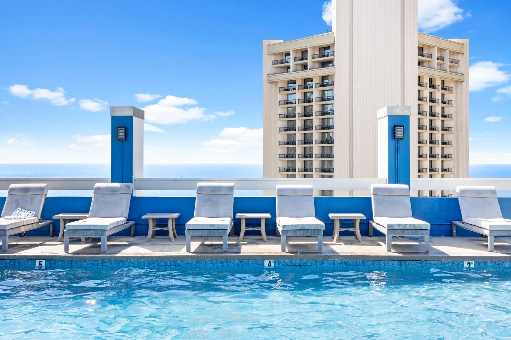 Steps To Waikiki Beach! Newly Renovated With 75" Tv Honolulu Bagian luar foto