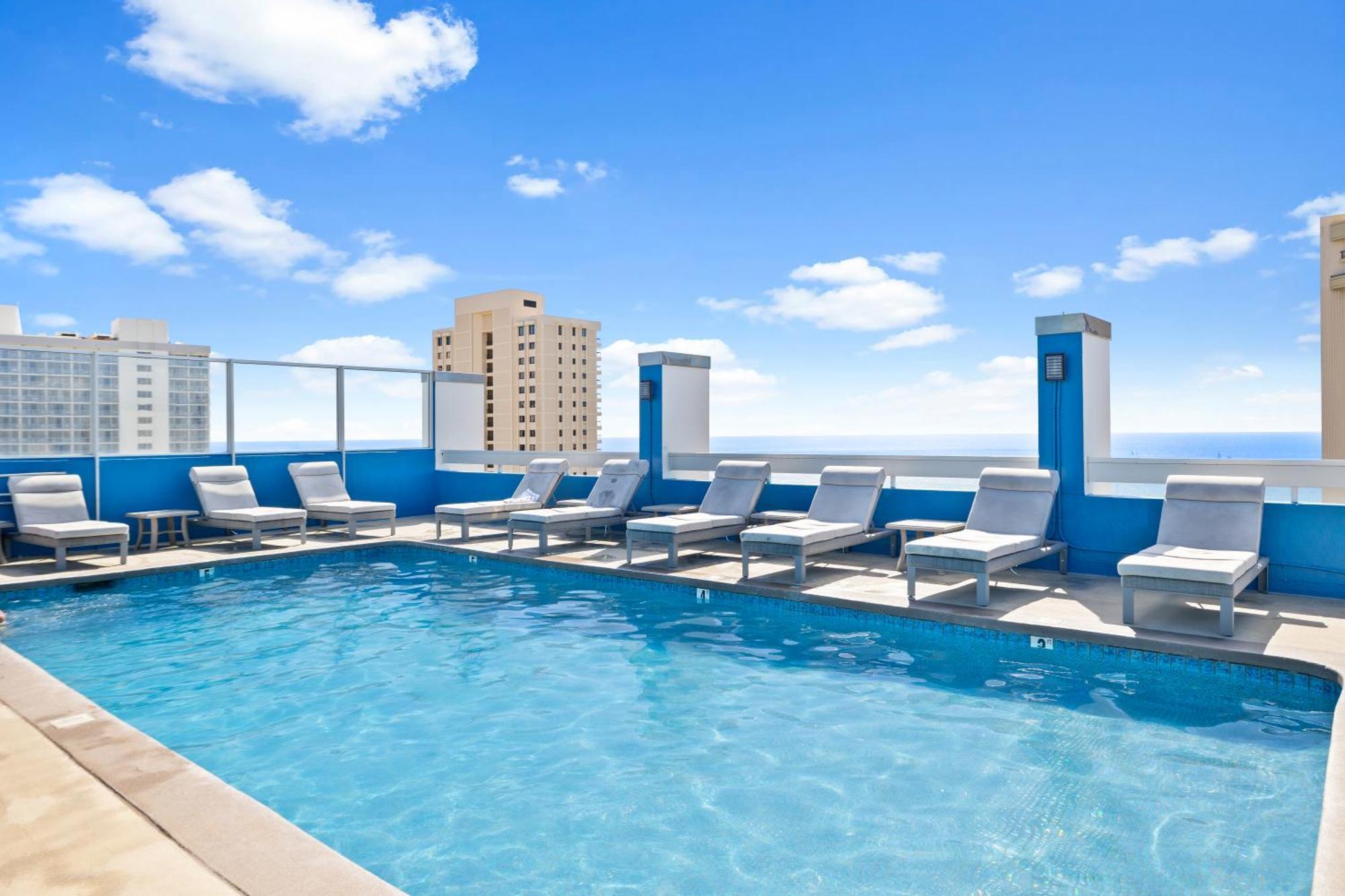 Steps To Waikiki Beach! Newly Renovated With 75" Tv Honolulu Bagian luar foto