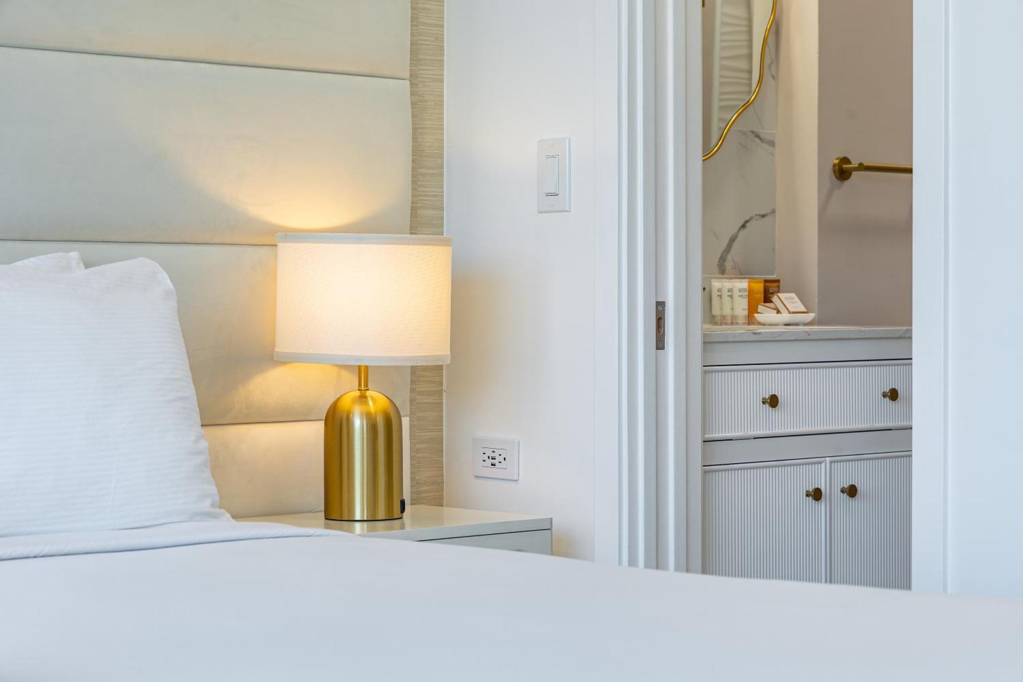 Steps To Waikiki Beach! Newly Renovated With 75" Tv Honolulu Bagian luar foto