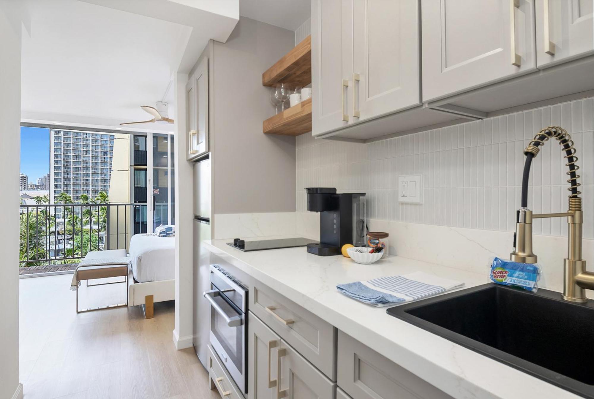 Steps To Waikiki Beach! Newly Renovated With 75" Tv Honolulu Bagian luar foto