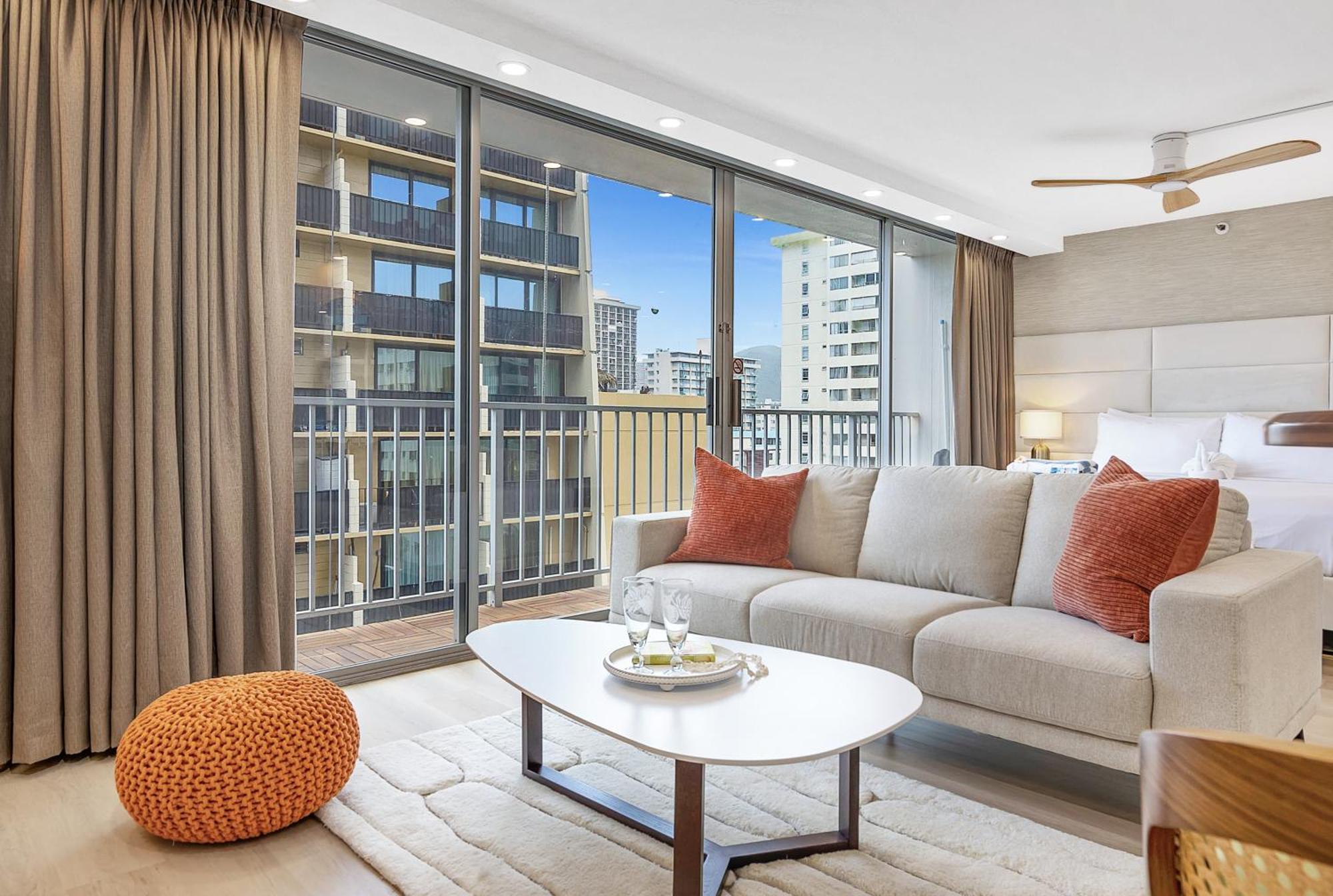 Steps To Waikiki Beach! Newly Renovated With 75" Tv Honolulu Bagian luar foto