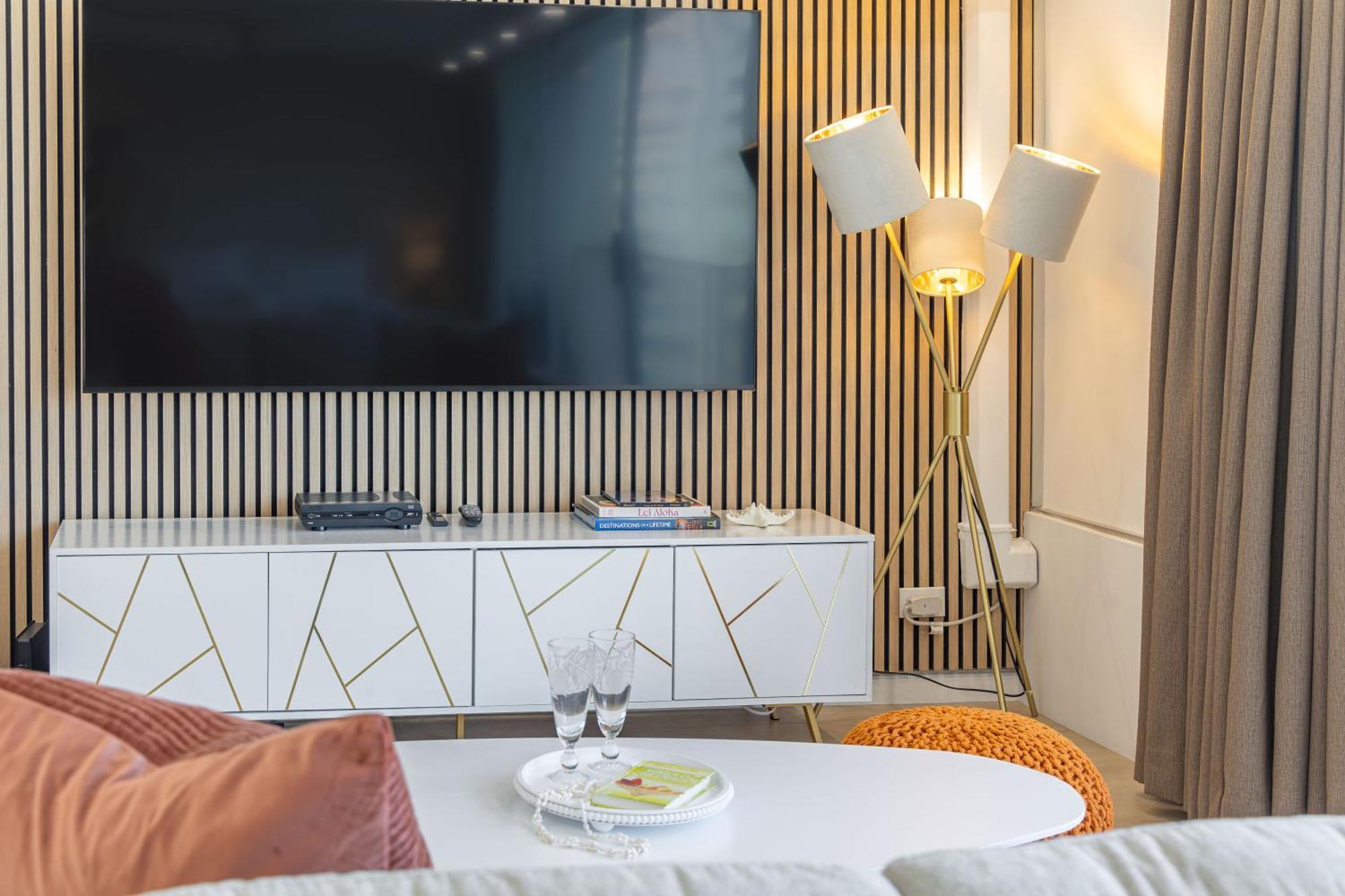 Steps To Waikiki Beach! Newly Renovated With 75" Tv Honolulu Bagian luar foto